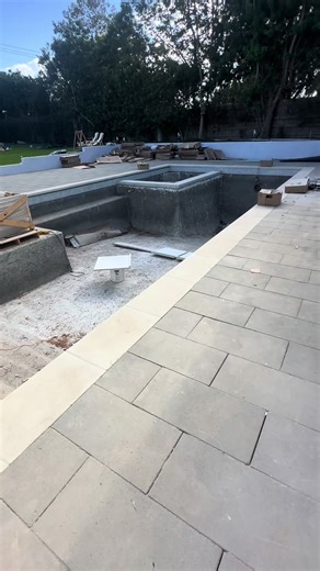 Automatic pool cover installation coming right up! ✔️ Check back soon to see the final results of this swimming pool build by our team. #poolcover #poolbuilder #poolconstruction #pooldesign #construction