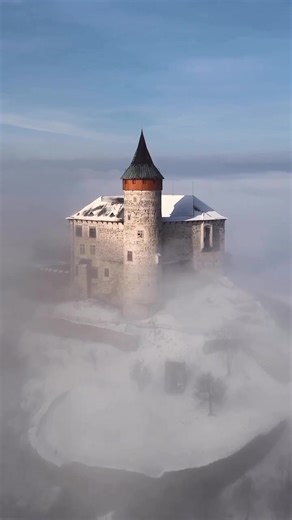🏰14世紀、フス派の重要な戦略拠点の 1 つだったクニェティツカー・ホラ城⚔️ 📍Kunětická hora 📸 IG:lukas.dodo.dolezal #チェコへ行こう #チェコのお城 #お城巡り #ヨーロッパ #中欧 | Visit Czechia