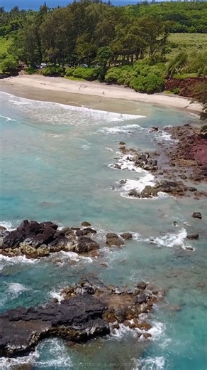 Koki Beach sits just south of Hāna on Haneoʻo Road, with a wide view of the coast and ʻAlau Island topped with coconut palms. The shoreline can shift through the year, showing reddish cinder and sand, and it’s a popular surf spot for experienced locals. There are no lifeguards or facilities, currents and shorebreak are often strong, and safer swimming is usually found up the road at Hamoa Beach. Learn more from Ali'i Resorts - Maui | Road to Hana