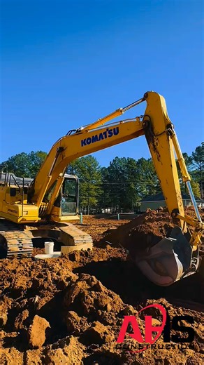 Getting the job done one scoop at a time 💪🏼 #ExcavationMadeEasy #Komatsu #dirtwork #diggindoneright | AHS Construction Company, LLC