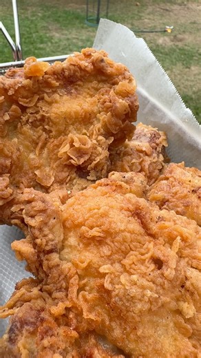 Pollito broster!! Una excelente técnica🧑🏽‍🍳.Receta para 1 pollo de 1.4 kg (recomendado para presas enteras).Mezcla líquida:-1 huevo.-60 g de harina sin preparar.-35 g de chuño o fécula de maíz.-220 ml de Leche Entera.-30 g de ajo en pasta.-15 g de mostaza.-1/2 cdta de kión molido (opcional).-15 g de sal.-4 g de pimienta negra.Mezcla seca:-200 g de harina sin preparar.-65 g de chuño.-5 g de sal.-3 g de Pimienta negra.Recuerden que pueden modificar o darle el sabor que más deseen como un estilo