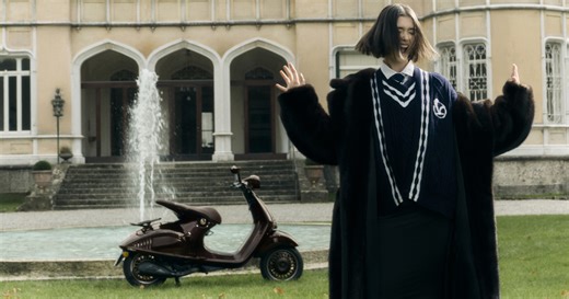 Le Nouvel An chinois s’invite à la Fashion Week avec la Vespa 946 Horse