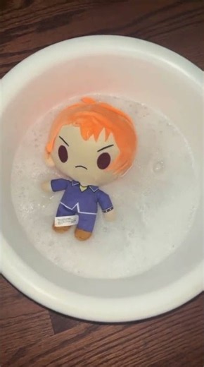 Washing Kyo from Fruits basket! 🛁🫧🧼🧽😾🧡