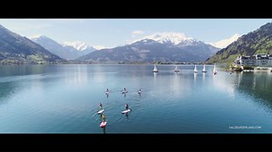 Testet eure Balance auf dem glasklaren Wasser des Zeller Sees: Umgeben von beeindruckenden Berggipfeln erwartet euch in Zell am See-Kaprun sommerlicher Spaß auf dem Stand-Up-Paddle-Board. #zellkaprun #salzburgerland | SalzburgerLand