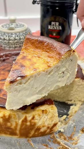 TARTA DE QUESO LA VIÑA!!😋🍰 • Las tartas de queso o cheesecake son fáciles de hacer, están muy buenas y son bastante socorridas en un momento dado. Hoy vamos con la conocidísima Tarta La Viña, tan suave al paladar, de textura delicada e increíblemente rica y, ojo al parche, fácil de hacer… tanto que asusta. Solamente bate todos los ingredientes, lleva al horno y siéntate en el sofá a ver un capítulo de tu serie favorita mientras se hace. Ya no hay excusas para hacer un postre de altísimo nivel