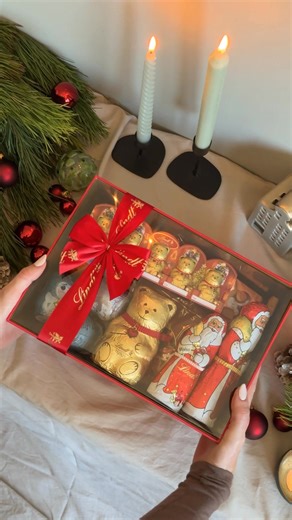 Du bist auf der Suche nach einem ganz besonderen Geschenk? 💝 Entdecke jetzt unsere Auswahl an exklusiven Geschenkkörben auf www.lindt.de. Im Lindt Online-Shop erwartet dich eine große Geschenkvielfalt für Liebhaber aller 🍫-Sorten und jeden Alters. | Lindt