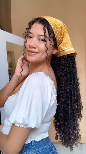 Wale Rivera | Reto 30 Dias con Wale 🇬🇹 on Instagram: "✨Peinado Fácil✨ Esta es una forma muy práctica y fácil de colocar una pañoleta, la próxima vez hazlo de esta manera 🧡 👉 Te Regalo Mi Curso Gratuito para el Cuidado de tu Cabello! Te dejo el Link en la Descripción de mi Perfil! Accede YA!😍 Sígueme para ayudarte a cuidar tu cabello 🧡 . . . #rizos #tipsdebelleza #cabellorizado #pelorizado #rizosnaturales #rutinacapilar #curlygirl #crespa #crespas #