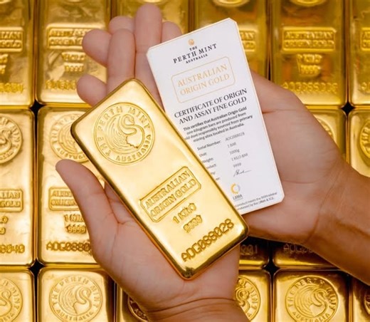 ✨ 10 oz Perth Mint Gold Bar – Cast ✨ A bold expression of Australian gold excellence, the 10 oz Perth Mint Cast Gold Bar is refined from 99.99% fine gold and shaped using traditional casting methods. Its rugged surface and stamped Perth Mint hallmark highlight the raw, authentic character prized by serious investors. 💛 Weight: 10 Troy Ounces 🏆 Purity: 99.99% Fine Gold 🇦🇺 Origin: Perth Mint, Australia 🪙 Finish: Cast – each bar uniquely textured A globally recognized bullion classic—ideal for