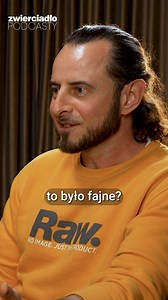 – Ludzie martwią się swoim wiekiem już po trzydziestce. Zupełnie tego nie rozumiem, pierwszych 20 lat nie żyjemy własnym życiem, to po co je doliczać. Naprawdę zaczynamy żyć po dwudziestce, więc jak masz lat 40, to przeżyłeś dopiero 20 lat – mówi muzyk Marcin „Abradab_44” w premierowym odcinku podcastu „zaTASKowani 2”. Cały odcinek jest już dostępny na stronie „Zwierciadła”, YouTube i Spotify. | Zwierciadło