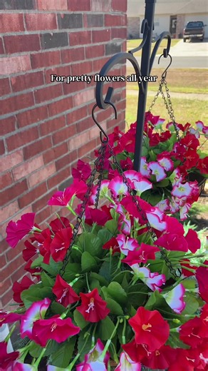 These artificial hanging flower baskets are one of my favorite easy outdoor upgrades 🌺✨ If you want that full, vibrant porch look without watering, trimming, or worrying about the heat — these are it. The blooms are bright and bold, and the baskets come ready to hang, so you can instantly transform your patio, front porch, balcony, or backyard. They’re UV-resistant, windproof, and waterproof, which means they hold their color beautifully through sun and summer weather. No fading, no mess, no ma