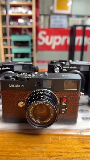 Chan Photo｜深水埗菲林相機店｜過期菲林🎞️｜中古相機📷 on Instagram: "Minolta CLE with M-Rokkor（-QF）40mm f/2標準鏡頭 $8988 Minolta CLE於1980年推出的35mm旁軸相機。它融合了Leica M mount的兼容性與Minolta的電子和測光技術，在底片相機領域具有較高的地位。 • 基本參數：採用Leica M mount ，手動對焦，配備水平金屬焦平面快門，快門速度範圍為1秒至1/1000秒，另有B門模式。使用TTL（透過鏡頭）硫化鎘（CdS）測光錶，支援光圈優先自動曝光和手動曝光模式，ISO範圍為25-1600，閃光同步速度為1/125秒，機身尺寸約為109mm×61mm×33mm，僅機身重量約335g。 • 技術特點：它是第一台擁有觸控啟動測光、SPD精密TTL測光、閃光TTL調光、光圈優先AE以及精密無段式調節快門的M口旁軸相機，還可使用無震動電子快門線且同時兼容機械快門線。 • 外觀設計：機身主要由塑膠和黑色金屬製成，部分為塑膠鍍鉻。除了一般黑色版本外，還有限量300台的金色版在日本市場發售。