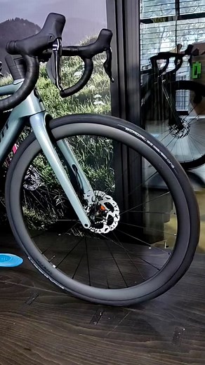 Addict RC 30 Diseñada para desafiar a la gravedad y mejorar las prestaciones del ciclista, la nueva Addict RC es la bicicleta de carreras más ligera que hemos producido en serie. Para afrontar ascensos exigentes o para lanzarte en un sprint en meta, cada aspecto de esta bicicleta se ha diseñado meticulosamente pensando en una sola cosa: dejar atrás a los demás. Precio ¢3,370,000 i.v.a 🚴‍♂️ ¡Consíguelas en Scott Reference Center! Scott Reference Center Curridabat Escríbenos por WhatsApp: https:/