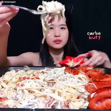So creamy! Cooking and eating Filipino-Style Carbonara with bacon and longaniza pork sausages! It's so delicious! Do you like creamy pasta? #mukbang #asmr #recipe #recipes #cooking #carbonara #filipinofood #pinoyfood #eatingasmr #foodie #cookingshow #cooking #cookingtime | Peggie Neo