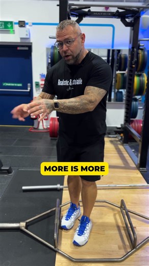 How do you develop upper traps? 💪🏋️‍♂️ It’s a question I get asked a lot Here’s how to target your upper traps without overthinking it 🏋️‍♂️ | Alex Beevis