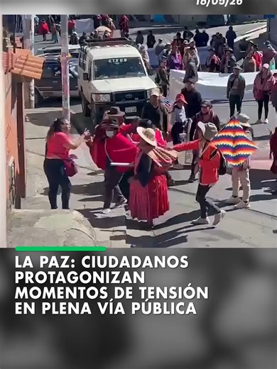 La ciudad de La Paz vive momentos de tensión en las calles. Un grupo de bloqueadores increpó y golp3ó a una mujer que cruzó por el lugar y rechazaba la medida. #ELDEBER #LaPaz #Protestas #Bolivia 📹 Cortesía