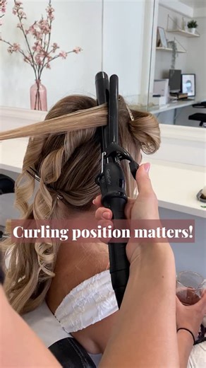 Bridal Hairstylist Specialist 🇳🇱| Hair & Business education on Instagram: "If you want your curls to be lifted from the roots on when creating updos, so that you get lots of volume, this is where you should focus on: ➡️ keep your curling iron on spot - so the strand you are curling is the spot your curling iron should be. Not a bit to the right, not the left. Right in the center! ➡️ use a clamp! This will help you create tight curls right from the roots 🔥 ➡️ keep your cur