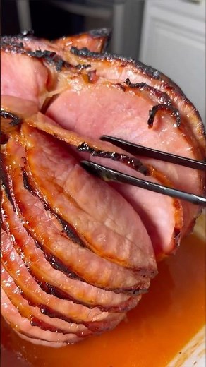 Brown Sugar Honey Glazed Spiral Ham- a Thanksgiving recipe must! #ham #thanksgiving #recipeshort