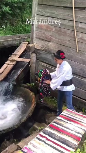 As-tu déjà vu une machine à laver totalement naturelle, qui ne consomme ni électricité ni eau supplémentaire ? #ApprendreSurTiktok #machinealaverlelinge #Roumanie #CreateurDeContenu #france🇨🇵