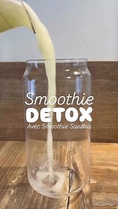 30 secondes chrono ! Recette express : 1 pomme verte 🍏 (Granny Smith, bien croquante) 1 branche de céleri 🥒 ½ citron pressé 🍋 25 cl d’eau fraîche 💧 → Mixé au blender = verre de vitalité pure ! Les super-pouvoirs détox de chaque ingrédient : 🍏 Pomme verte : riche en pectine (fibre soluble qui piège les toxines dans l’intestin les évacue naturellement). Son acide malique stimule la production de bile → aide le foie à filtrer les déchets. Bonus : faible en sucre, index glycémique bas = énergie