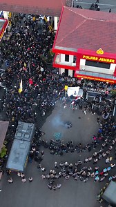 Aksi Demo Di Polres Jember | 30 Agustus 2025 #jember #demo #kabupatenjember #tejowarsito #affankurniawan #polresjember #demonstration #affankurniawanojol #infojember #aksimassa #jemberterbina #explorejember #pesonajember #viral #trending #jemberbanget #jemberbangkit #infojawatimur #sorotan #polisi #rakyat | Lickk Click
