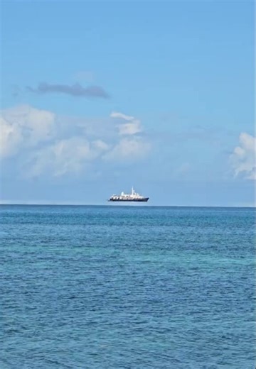 Glitch in the matrix? 🤯 This ship is straight-up floating!This Fata Morgana mirage will seriously mess with your head.