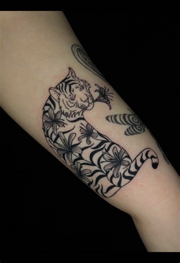 with spider lily’s! #fyp #tigertattoo #spiderlily #tattooartist #tattooinspo