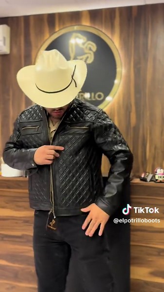 Chaqueta Negra de Cuero: Estilo y Funcionalidad