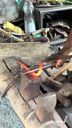 The skills of a blacksmith #fypシ #viralshorts #blacksmith #blacksmithing #usa