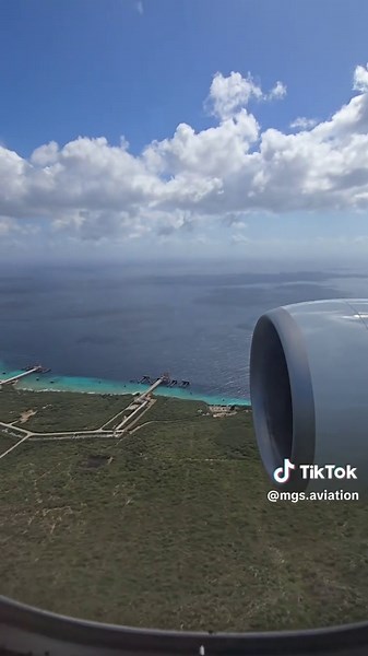 approach and landing on dushi curaçao with @KLM Royal Dutch Airlines. #klm #landing #curaçao #aviation #approach #bluewater #ocean #caribean #windowseat