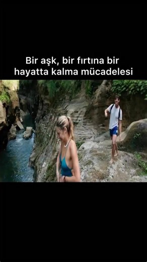 ADRIFT | 2018 | GERİLİM, BİYOGRAFİ, MACERA KONUSU: Yaşanmış bir hikayeden sinemaya aktarılan Adrift, tanıştıktan kısa süre sonra birbirlerine aşık olan ve hayatlarının macerasına doğru yelken açan 2 insanı konu alıyor. Hevesli denizciler okyanusa açılırlar ama yolculukları doğrudan, tarihte görülmüş en büyük kasırga felaketlerinden birine doğru olacaktır. Kasırganın ardından kendine gelen Tami (Shailene Woodley), Richard'ın (Sam Claflin) ağır yaralandığını ve teknelerinin harabeye döndüğünü görü