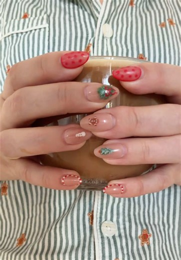 The perfect Christmas morning coffee with a side of Christmas nails 🎄🎅🏻 #christmasnails #christmascoffee #christmas #morningcoffee #holidaynails