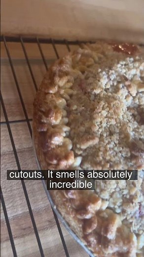 Strawberry rhubarb crumble pie