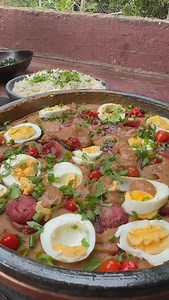 Chef Rhander Dornelles on Instagram: "Segredo do meu Tutu à mineira . Siga @chefdornelles e não se esqueça: salve esse vídeo, senão, não vai dá certo! 😅 Receita 👇🏻 Feijão cozido 3 colheres de farinha de mandioca torrada 150g de bacon 150g de calabresa 5 dentes de alho Uma pitada de colorau a gosto Comece fritando o bacon e a calabresa, reserve e bata o feijão, na panela doure o alho e adicione sal, coloque metade do feijão na panela e deixe reduzir, adicione metade do bacon e calabresa e o co