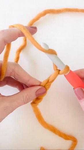 12M views · 61K reactions | Today in Yarn 101: How to make a slip knot and start a chain with Daisy Farm Crafts. Yarn: Sugar Bush Chill (size 6 super chunky) Hook: Clover 9mm : Daisy Farm Crafts | Tastemade Home | Facebook