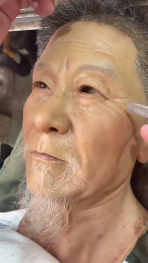 Help the elderly person replace their new eye! #Wax Figure Making #Silicone Model