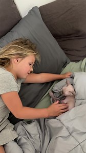 Meeting a new friend! Naomi with her sister's cat | Naomi Life
