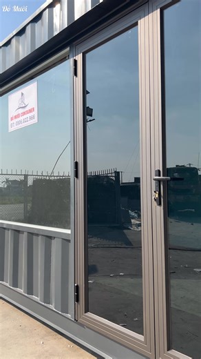 Cửa hàng cũng đẹp mà container văn phòng nhỏ cũng xinh. Có sẵn 1 phòng vệ sinh khép kín, đầy đủ thiết bị như này có được không các bác? Kích thước: rộng 3m dài 6m cao 2.9m 💬 Anh chị cần video thực tế hay báo giá liên hệ giúp em 093 688 9622, em sẽ gửi sớm nhất cho mình ạ. Địa chỉ xưởng: Đông Các - Đông Hưng - Thái Bình Mời các bác về thăm xưởng em ạ. #domuoicontainer #nhadepcontainer #quancontainer #vanphongcontainer | Đỗ Mười Container Thái Bình