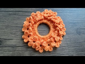 Love! Super easy crochet flower hair scrunchies. Beginner friendly.