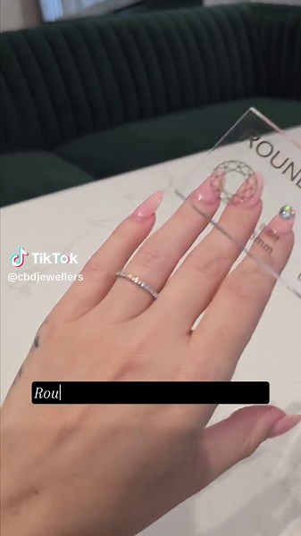 Round Brilliant Cut Comparison: Choosing the Right Size