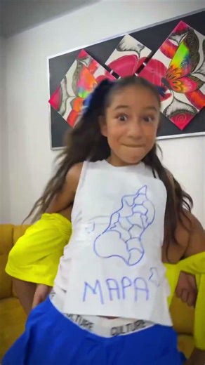 Y que tiene Dora en la mochila