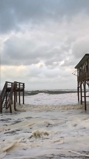 325K views · 3K reactions | MORE LARGE WAVES & SURGE! This evening's high tide in Buxton, NC was impressive! It definitely came back with a vengeance after the relatively calm of the morning high tide! I'll have more video to come later, but man I'm exhausted after two days straight of this! Hopefully the morning high tide will be significantly less than what it has been as Erin keeps moving away! #obx #buxton #NC #hurricaneerin | Storm Chaser Noah Junot "NC StormChaser" | Facebook