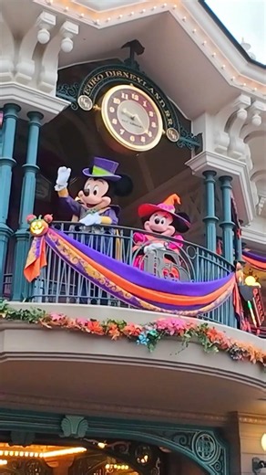 Mickey and Minnie's Spooky Halloween Look! #disney #halloween #mickeymouse