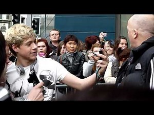 One Direction meeting fans in Manchester crazyyyyyyyyyyy!