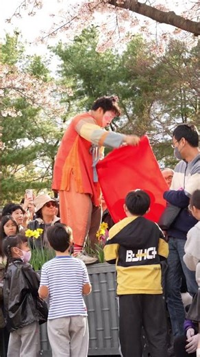 정보: 평소 저런 형에게는 말도 못거는 삑삑이 #거리공연 #축제 #마임
