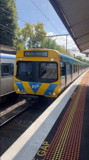 Metro Comeng Arriving at Kensington Station from Craigieburn to Flinders Street #metrotrains #trains