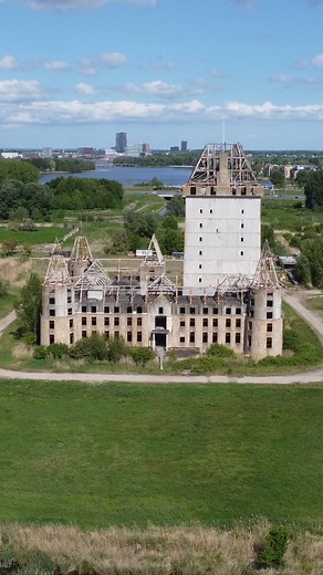 Jeffrey Bosman on Instagram: "Dronebeelden van het mysterieuze, nooit afgebouwde kasteel in Almere. De bouw ligt al sinds 2002 stil en dat zie je… aangetast door weer en tijd, verlaten, en toch indrukwekkend. Zo zonde — dit had zó’n iconisch stukje Almere kunnen worden! #kasteelalmere #verlatenplek #urbexnederland #dronebeelden #almere #verlatengebouwen #stedelijkeverkenning #urbex #lostplaces #dronevideo #nederland"