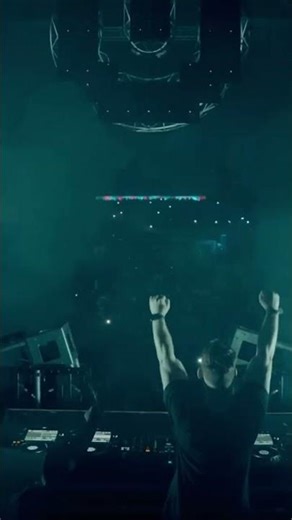 Crowd goes wild every time CO₂ fires on the drop.