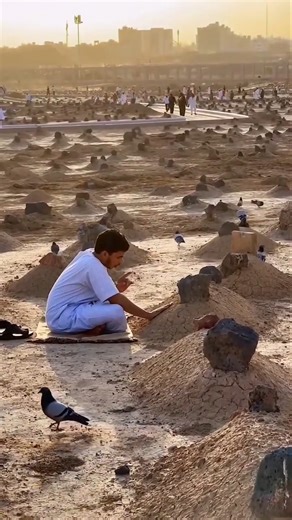 Jannatul Baqi Qabristan Me Duwa Karte Huye 🥺 Madina Saudi Arabia #shorts #viral #islamicvideo