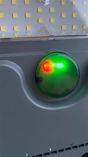 Energia Solar Paraguay on Instagram: "SEGURIDAD Y LUZ SIEMPRE, SIN IMPORTAR NADA 💡🛡️ ​Mantené tu patio, quinta o frente totalmente iluminado con nuestro Reflector Solar de 600W. La solución ideal para tener luz garantizada toda la noche, incluso si hay cortes de energía en la zona. ​✅ Potencia de 600W: Gran alcance para cubrir espacios amplios. ✅ Independencia Total: Panel solar integrado, funciona 100% con energía limpia. ✅ Toda la Noche: Batería de litio que brinda hasta 12 horas de luz cont