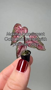 I find the polymer clay cane technique so fascinating because it perfectly combines planning and surprise: what appears inconspicuous from the outside reveals complex patterns when cut open, which are thought out in detail. Working with transparencies is particularly exciting—layers that allow light to pass through, colors to flow gently into one another, and give the motif an almost floating depth. This creates an optical lightness from a solid material that makes each piece unique. Here is the